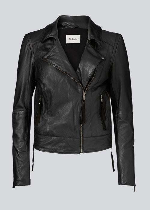 Cool, short and classic leather jacket. Iman has two pockets at front and a wide collar. The jacket is tight fitted and can be used for the everyday look as well as the party dress. The model is 174 cm and wears a size S/36