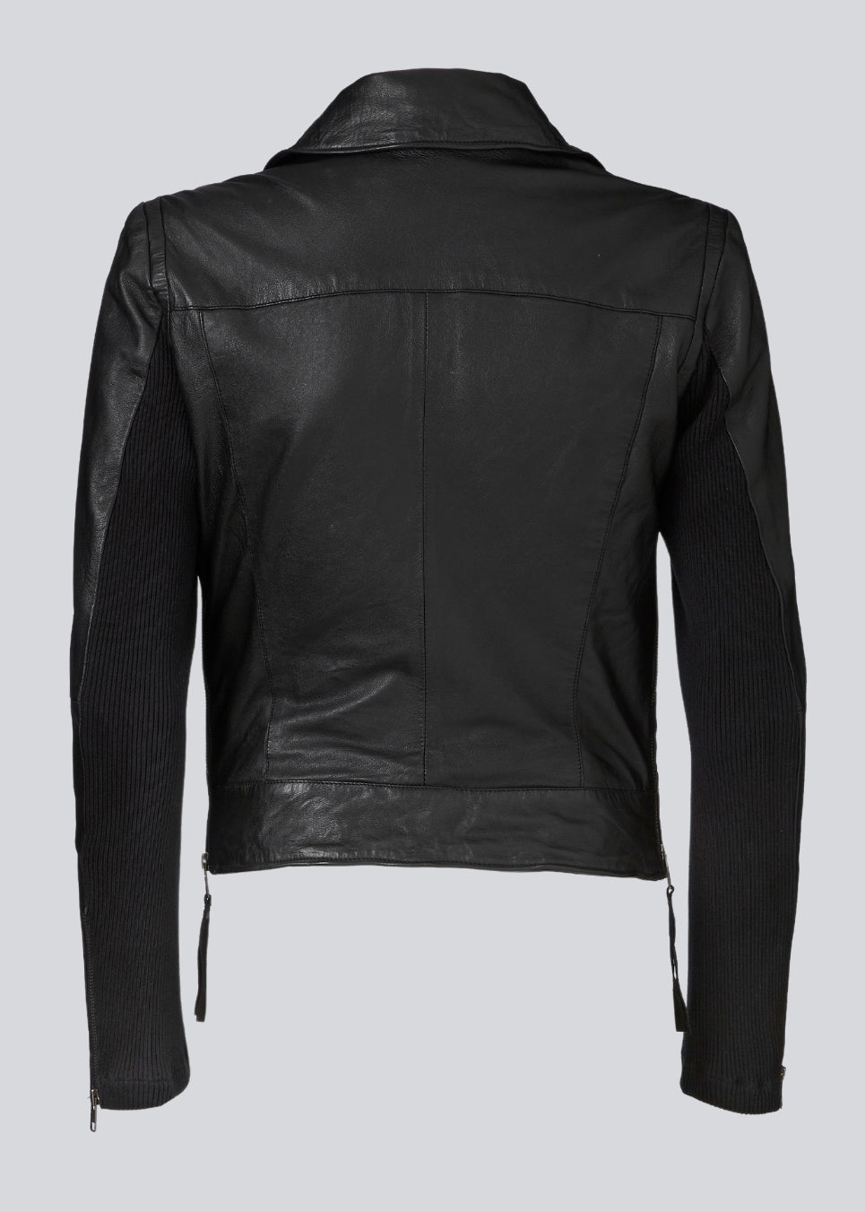 Cool, short and classic leather jacket. Iman has two pockets at front and a wide collar. The jacket is tight fitted and can be used for the everyday look as well as the party dress. The model is 174 cm and wears a size S/36