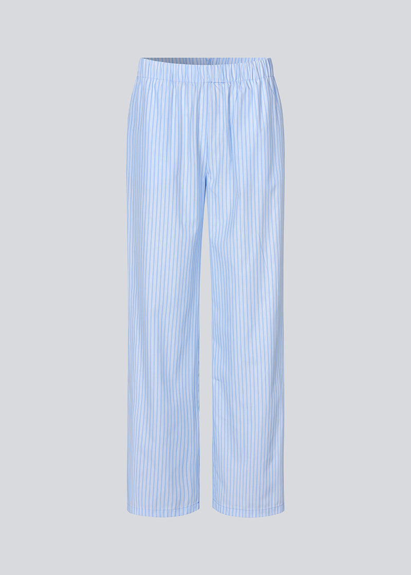 Cotton pants in casual fit and an elastic at the waist. InaraMD pants have back pockets with decorative wave detail at the edge.Cotton pants in casual fit and an elastic at the waist. InaraMD pants have back pockets with decorative wave detail at the edge.