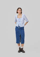 Loose cotton top with a square neckline and 3 tiebands at the front. The InaraMD top is slightly cropped and has short sleeves and a wave detail in the edges. Style with matching pants: InaraMD pants.