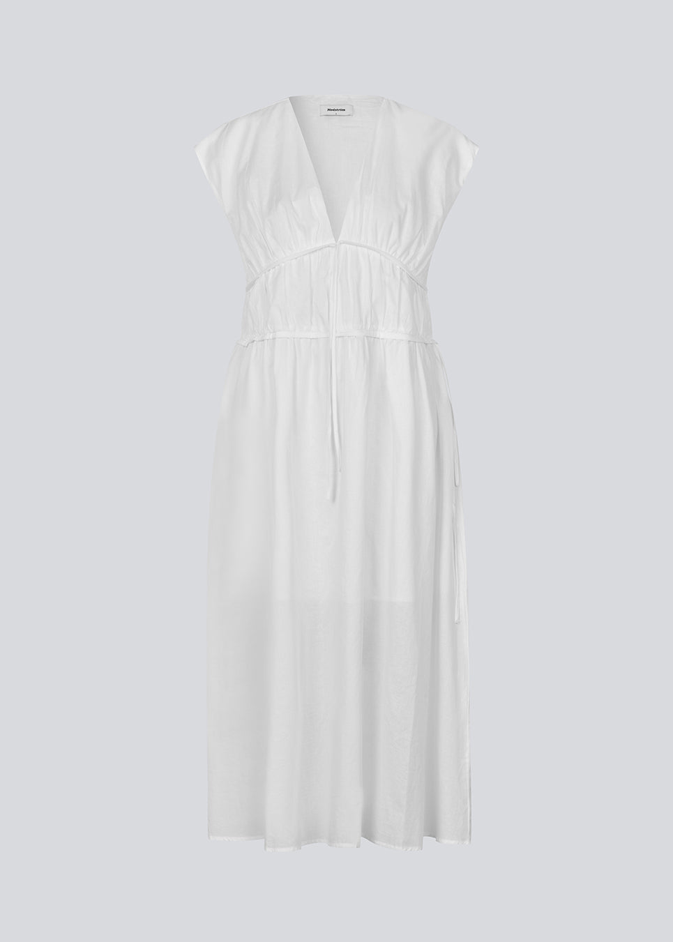 Sleeveless white maxi dress with a loose fit. IndiaMD dress has a deep v-neckline and a tie band at the waist and under the chest. The model is 177 cm and wears a size S/36.