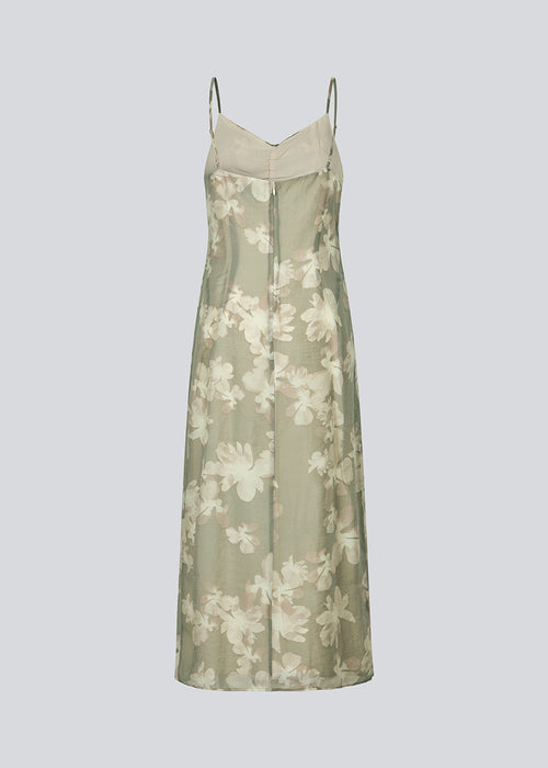 Long dress with thin straps and an elastic gathering at the chest. InduMD print dress has a slit in the front and an invisible zipper at the back. The model is 177 cm and wears a size S/36.