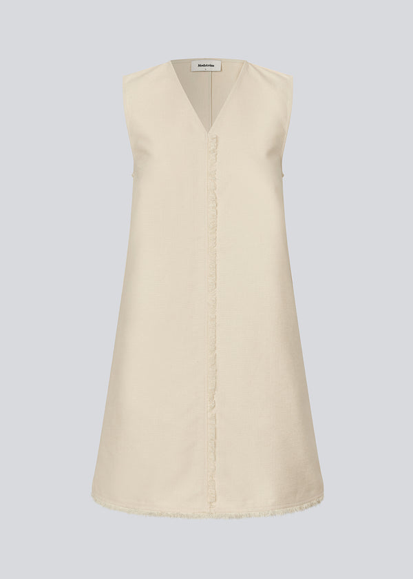 Short sleeveless dress in linen and cotton. IngridMD dress has a v-neckline and raw edges in front and at the bottom.<br>