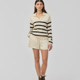Lose beige shorts in satin with an elastic waist. IolaMD shorts has a medium high waist and side pockets. The model is 177 cm and wears a size S/36.