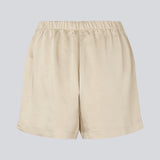 Lose beige shorts in satin with an elastic waist. IolaMD shorts has a medium high waist and side pockets. The model is 177 cm and wears a size S/36.