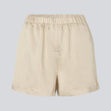 Lose beige shorts in satin with an elastic waist. IolaMD shorts has a medium high waist and side pockets. The model is 177 cm and wears a size S/36.