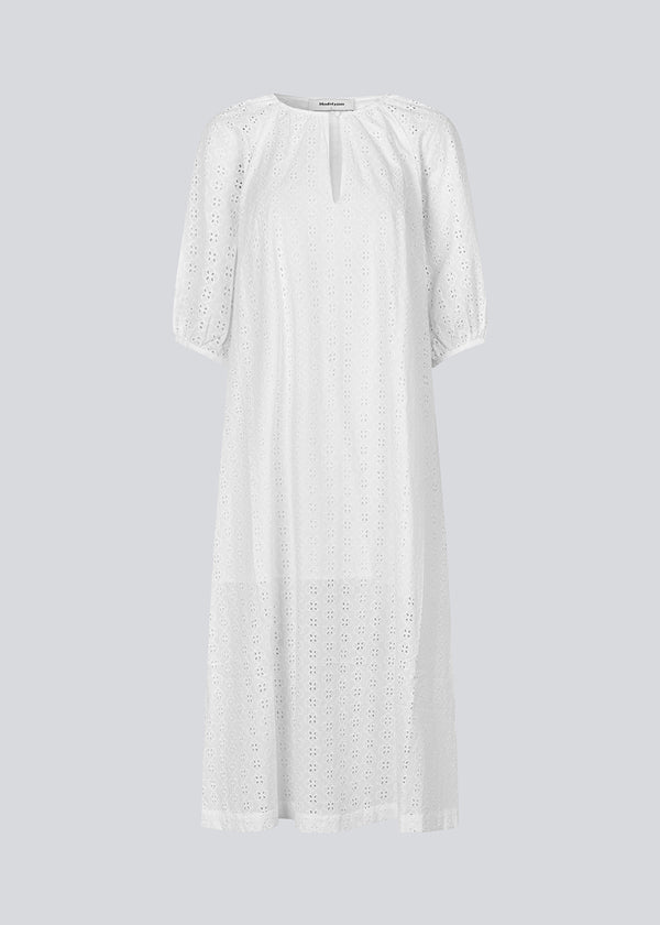 Maxi dress in broderie anglaise. IrsaMd dress has a relaxed fit, puff sleeves and a opening in front with a button closure.<br>