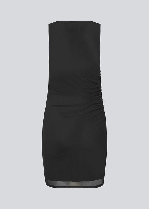 Short fitted dress in an elastic material. IrvinMD dress has a round neck and gatherings in the side seam. The model is 177 cm and wears a size S/36.