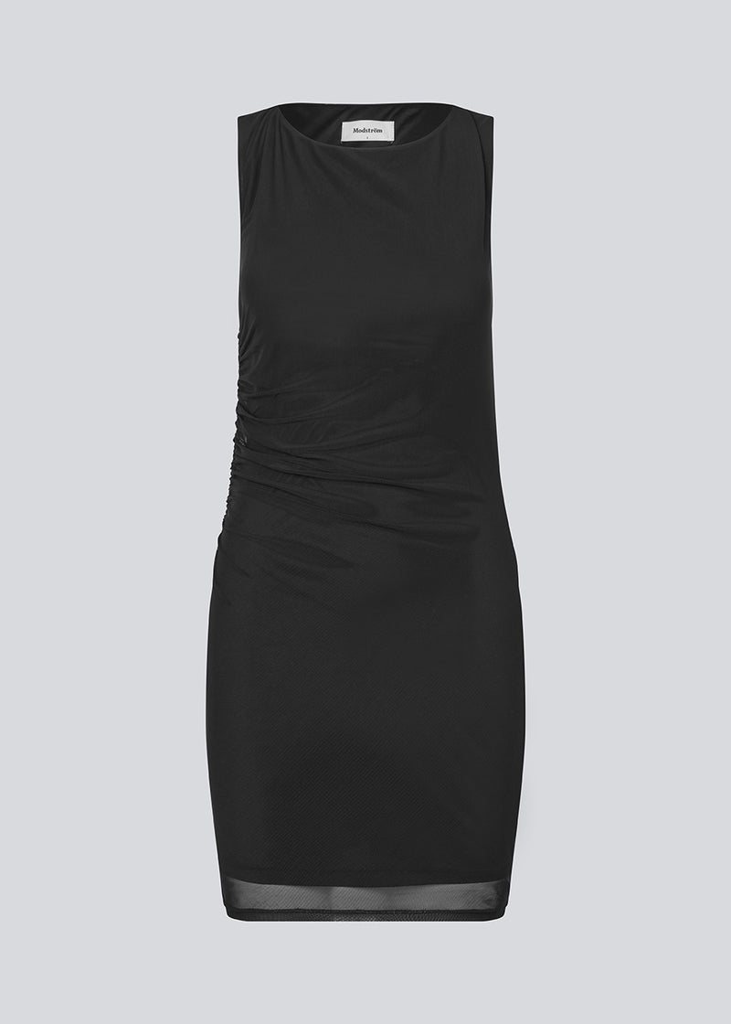 Short fitted dress in an elastic material. IrvinMD dress has a round neck and gatherings in the side seam. The model is 177 cm and wears a size S/36.