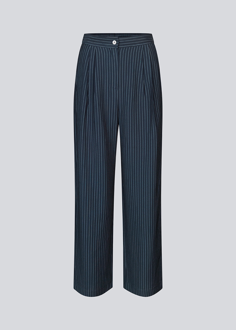 Navy suit pants with medium-high waist, pleats and wide legs. IsabelMD pants a zipper side pockets and paspoil back pockets.