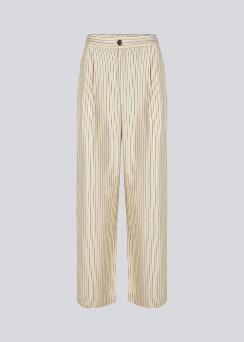 Suit pants with medium-high waist, pleats and wide legs. IsabelMD pants a zipper side pockets and paspoil back pockets.