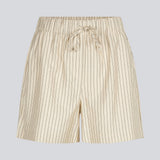 Shorts with a relaxed fit and tieband in the waist. IsabelMD shorts has a medium-high waist with elastic and side pockets.