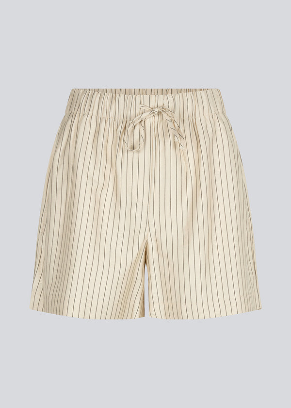 Shorts with a relaxed fit and tieband in the waist. IsabelMD shorts has a medium-high waist with elastic and side pockets.