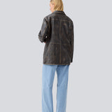 Jacket in lamb leather with a vintage inspired look. IsmaelMD jacket features a relaxed shape with 4 front pockets, v-neckline with collar and lapel, and a button closure in front.