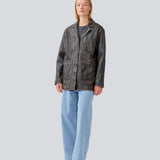 Jacket in lamb leather with a vintage inspired look. IsmaelMD jacket features a relaxed shape with 4 front pockets, v-neckline with collar and lapel, and a button closure in front.