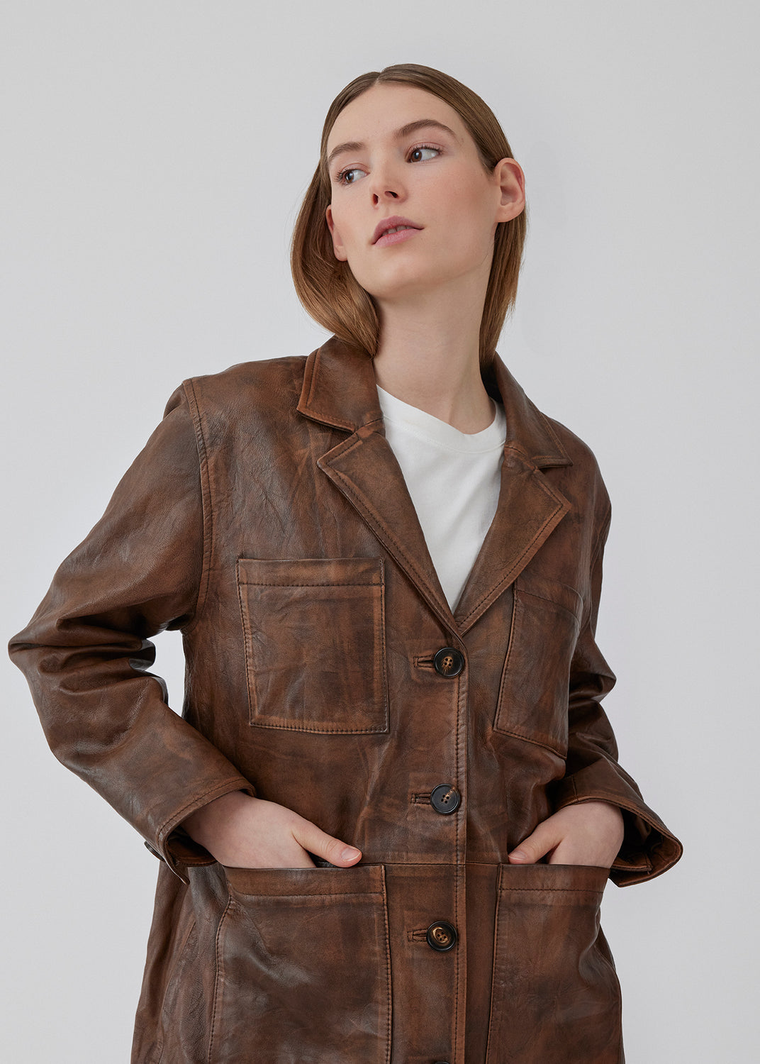 Jacket in lamb leather with a vintage inspired look. IsmaelMD jacket features a relaxed shape with 4 front pockets, v-neckline with collar and lapel, and a button closure in front. The model is 175 cm and wears a size S/36.