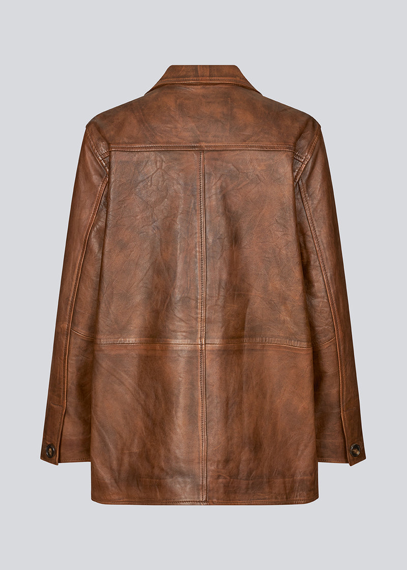 Jacket in lamb leather with a vintage inspired look. IsmaelMD jacket features a relaxed shape with 4 front pockets, v-neckline with collar and lapel, and a button closure in front. The model is 175 cm and wears a size S/36.