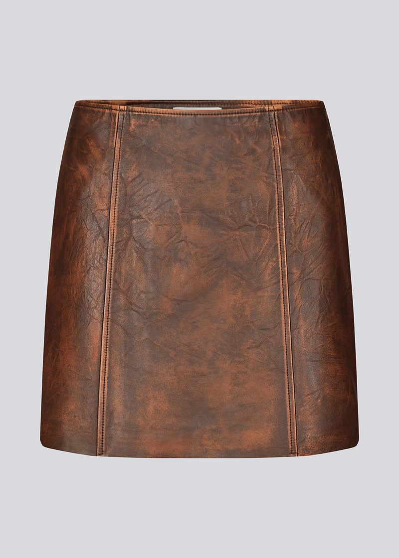 Short A-line skirt in lamb leather with a medium-high waist. IsmaelMD skirt has a vintage-inspired look and a hidden zipper in the side.
