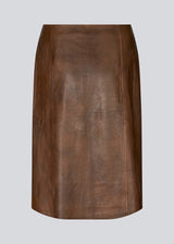 Midi skirt in lamp leather with a vintage inspired look. IsmaelMD skirt has a medium high waist, lining and a button closure in front.