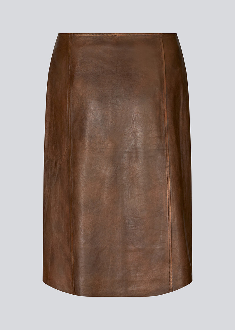 Midi skirt in lamp leather with a vintage inspired look. IsmaelMD skirt has a medium high waist, lining and a button closure in front.