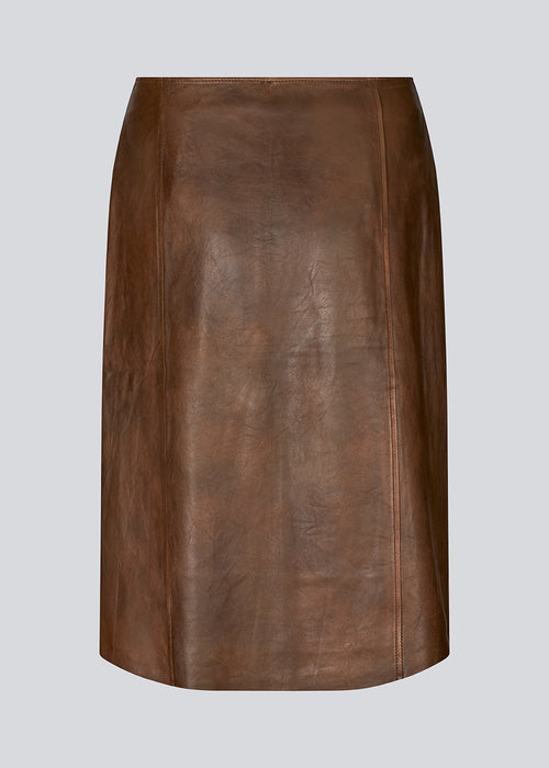 Midi skirt in lamp leather with a vintage inspired look. IsmaelMD skirt has a medium high waist, lining and a button closure in front.