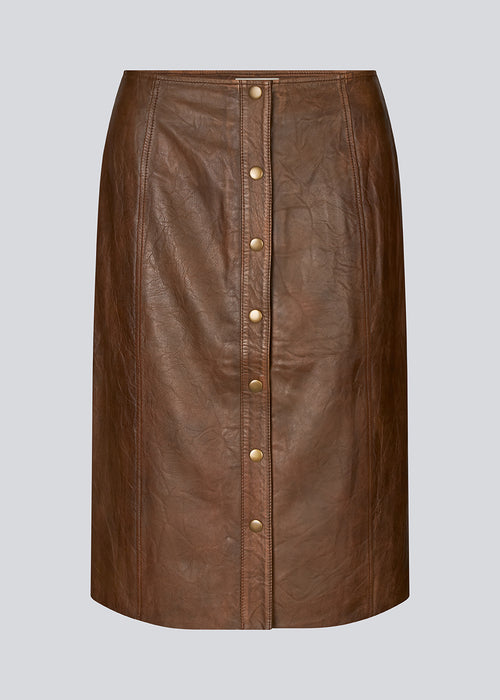 Midi skirt in lamp leather with a vintage inspired look. IsmaelMD skirt has a medium high waist, lining and a button closure in front.