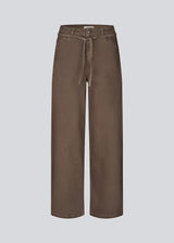 Brown jeans with wide legs in a cotton denim. IsoldeMD pants has a high waist, front and back pockets and a tie band at the waist.