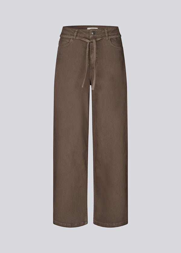 Brown jeans with wide legs in a cotton denim. IsoldeMD pants has a high waist, front and back pockets and a tie band at the waist.