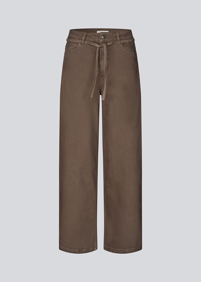 Brown jeans with wide legs in a cotton denim. IsoldeMD pants has a high waist, front and back pockets and a tie band at the waist.