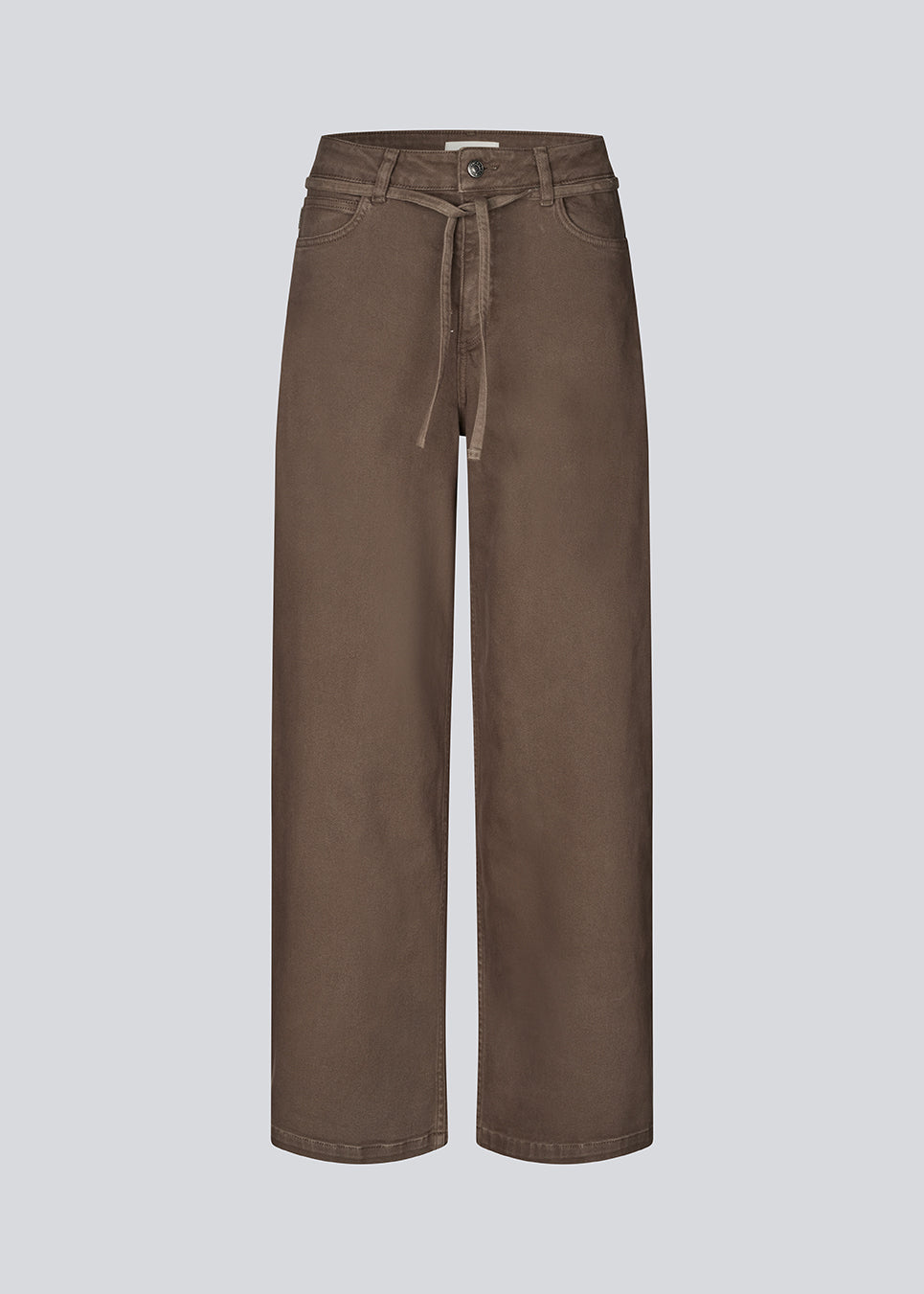 Brown jeans with wide legs in a cotton denim. IsoldeMD pants has a high waist, front and back pockets and a tie band at the waist.