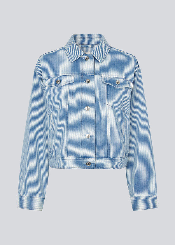 Denim jacket with loose sleeves and a button closure. IsoldeMD jacket has two chest pockets and a bottom close at the sleeves and back.