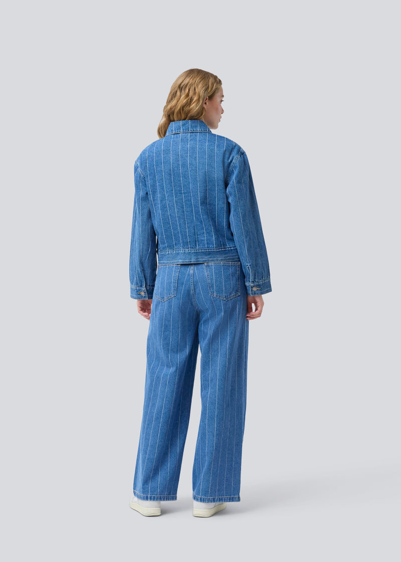 Denim shirt with a loose fit and button closure. IsoldeMD jacquard overshirt has wide sleeves, a shirt collar, and two pockets in front. You can also use this denim shirt as a light jacket for the summer.