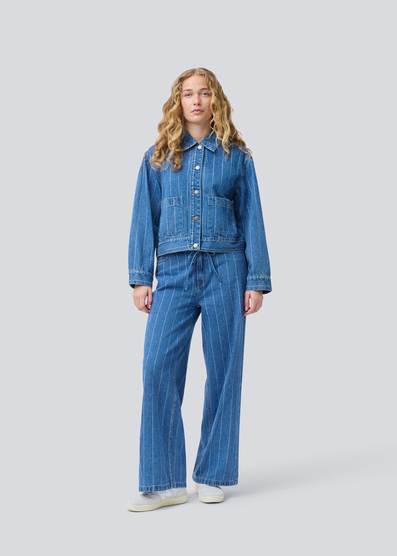 Denim shirt with a loose fit and button closure. IsoldeMD jacquard overshirt has wide sleeves, a shirt collar, and two pockets in front. You can also use this denim shirt as a light jacket for the summer.
