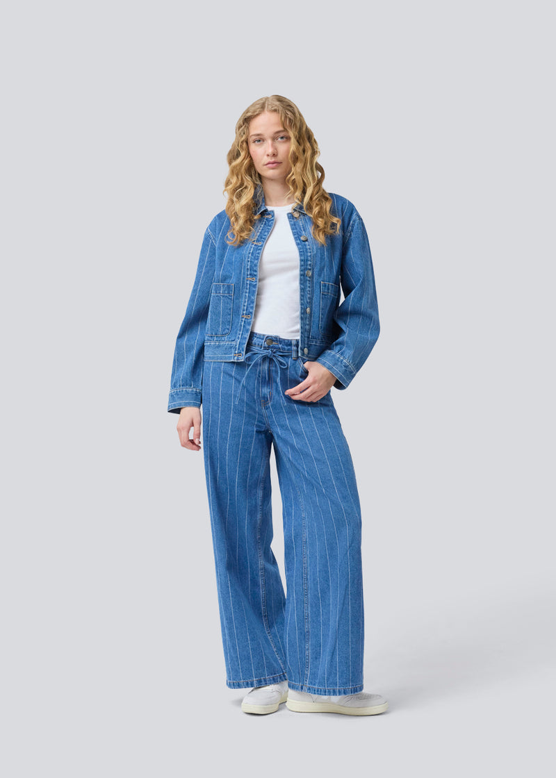 Denim shirt with a loose fit and button closure. IsoldeMD jacquard overshirt has wide sleeves, a shirt collar, and two pockets in front. You can also use this denim shirt as a light jacket for the summer.