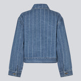 Denim shirt with a loose fit and button closure. IsoldeMD jacquard overshirt has wide sleeves, a shirt collar, and two pockets in front. You can also use this denim shirt as a light jacket for the summer.