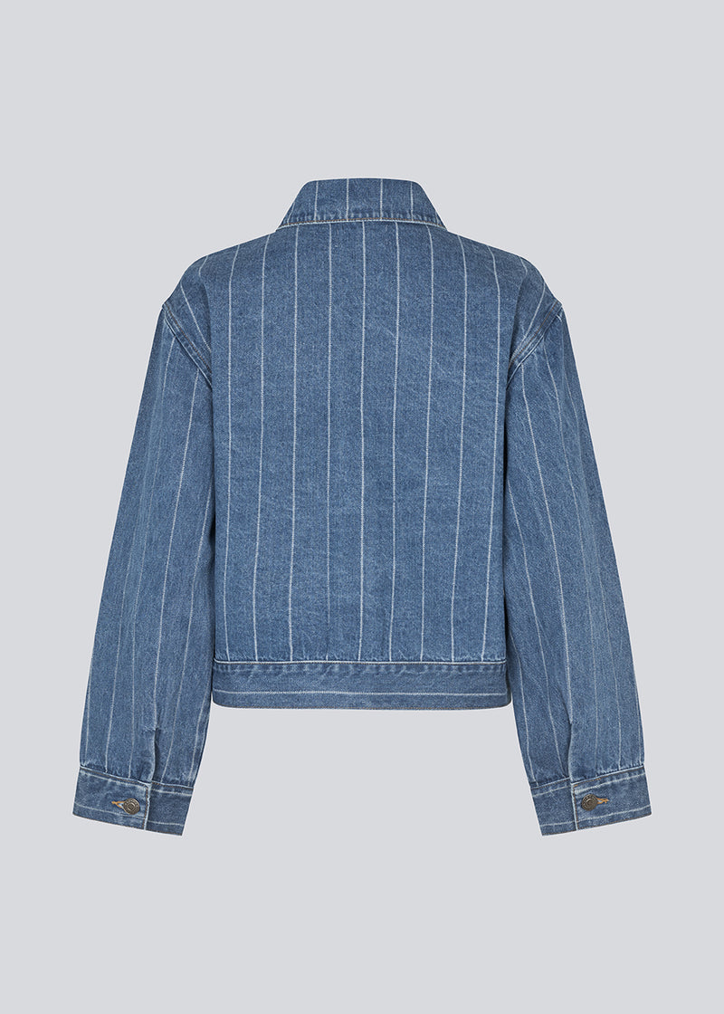 Denim shirt with a loose fit and button closure. IsoldeMD jacquard overshirt has wide sleeves, a shirt collar, and two pockets in front. You can also use this denim shirt as a light jacket for the summer.