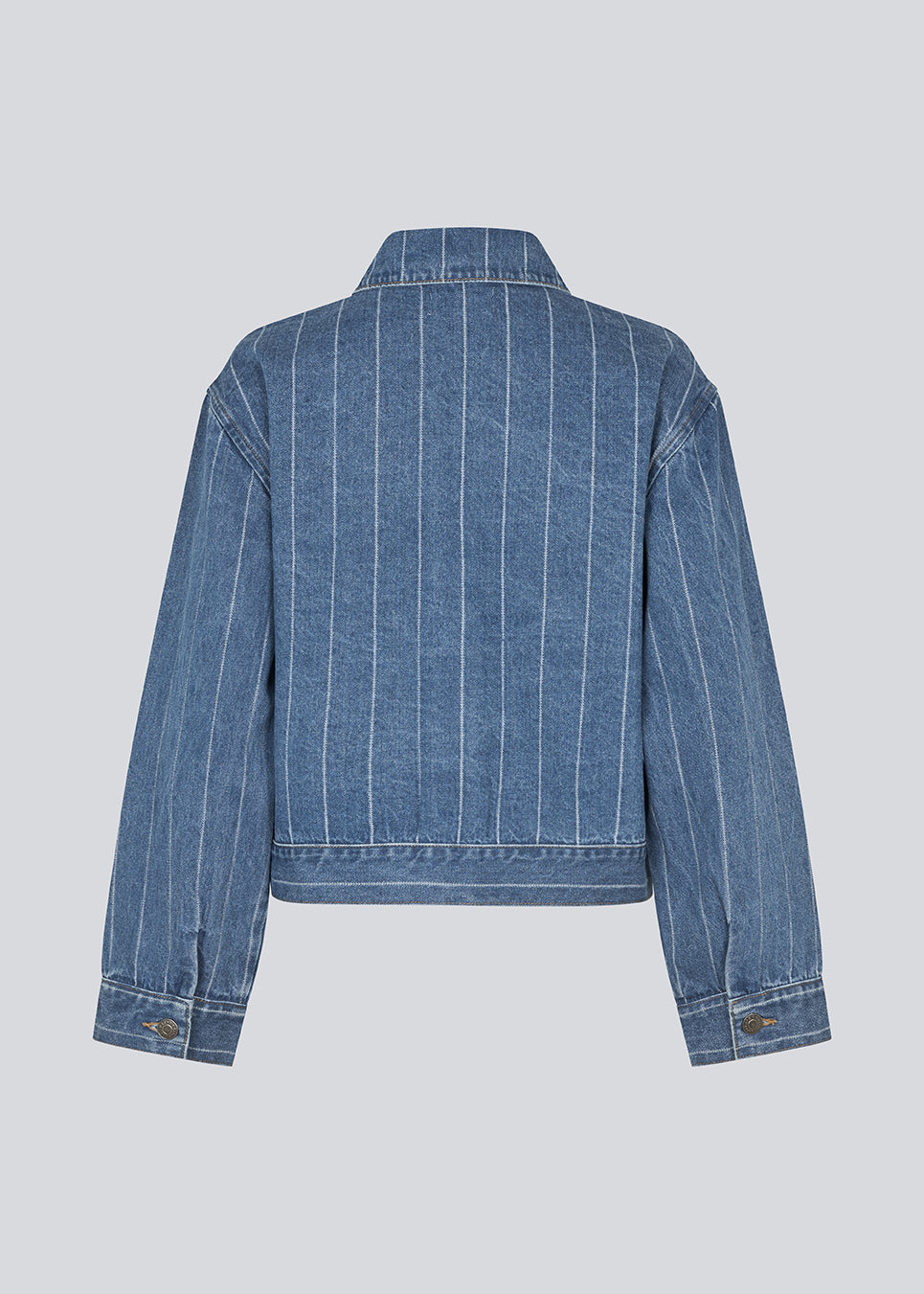 Denim shirt with a loose fit and button closure. IsoldeMD jacquard overshirt has wide sleeves, a shirt collar, and two pockets in front. You can also use this denim shirt as a light jacket for the summer.