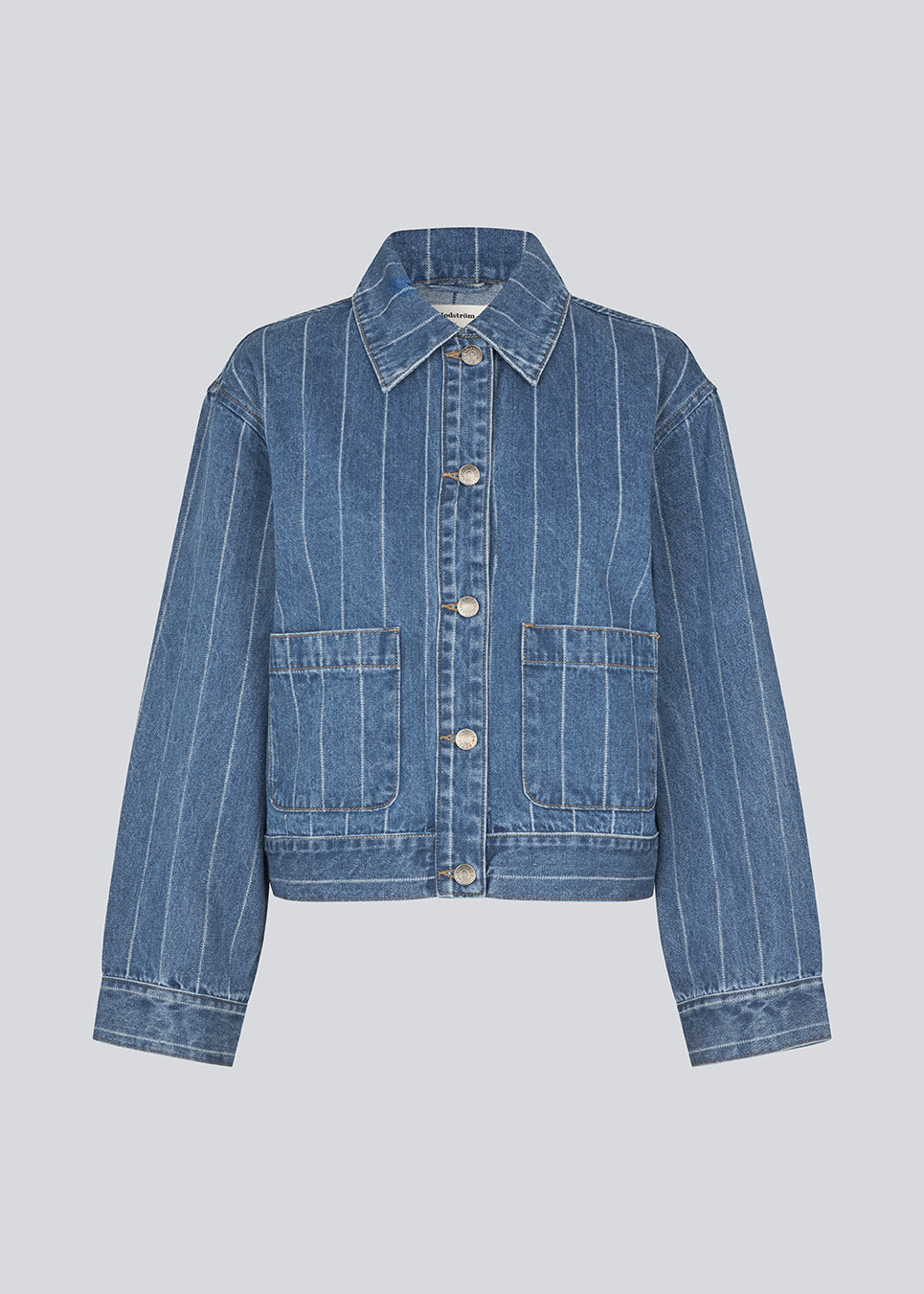 Denim shirt with a loose fit and button closure. IsoldeMD jacquard overshirt has wide sleeves, a shirt collar, and two pockets in front. You can also use this denim shirt as a light jacket for the summer.