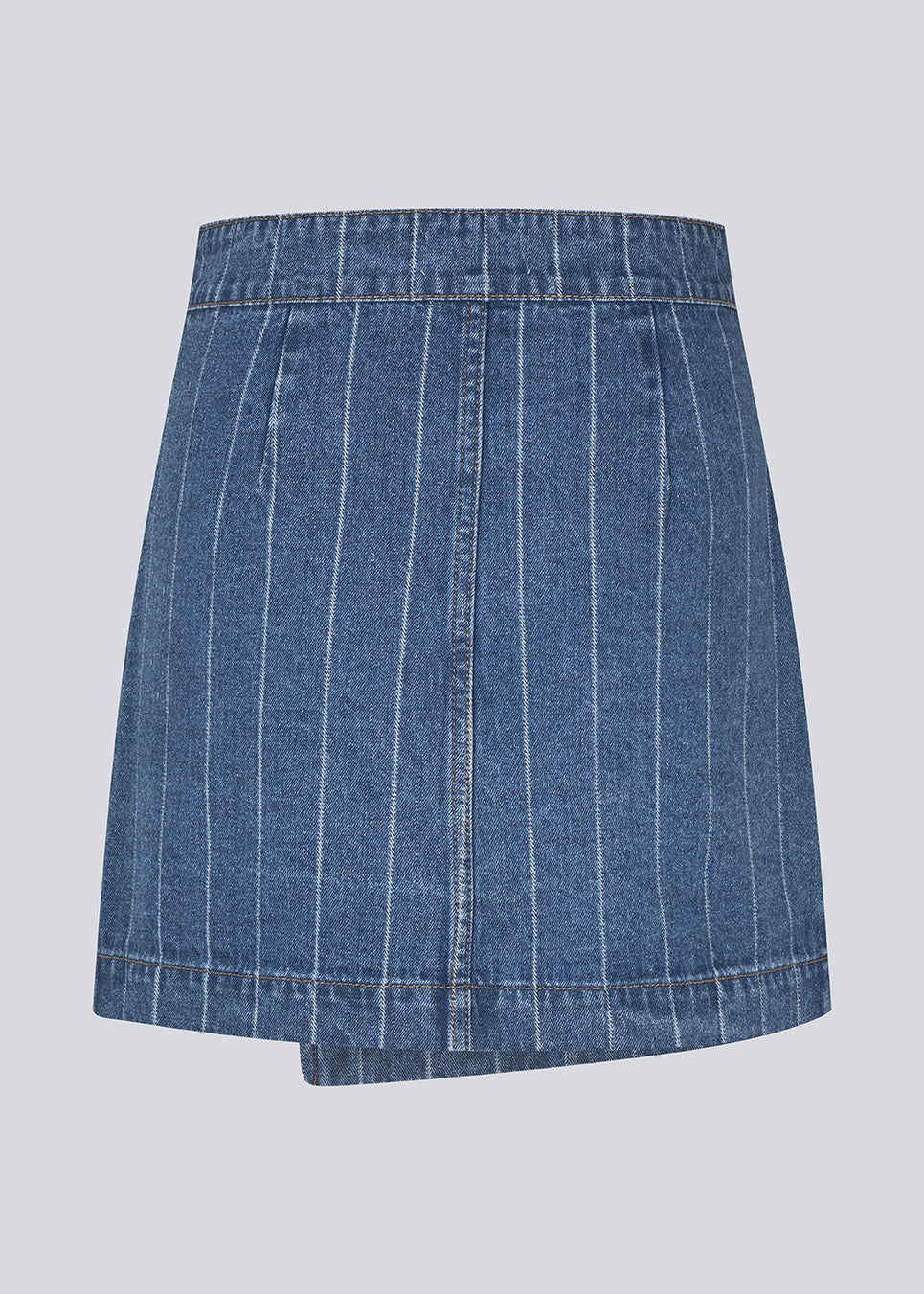 Denim short skirt in cotton denim. IsoldeMD jacquard skirt has an asymmetrical closure in front and is closed with a button.