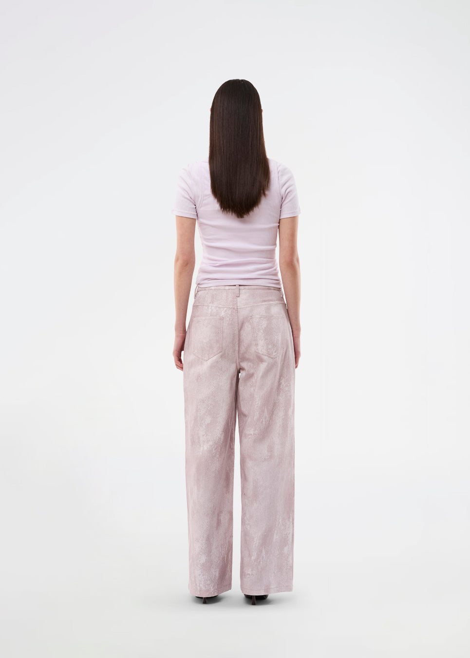 The classic IsoldeMD model in a unique snake print. The IsoldeMD Print Pants are lightweight and feature classic details such as pockets, belt loops, a zip closure, and a drawstring belt at the waist. A stylish and modern choice for both everyday and party looks.
