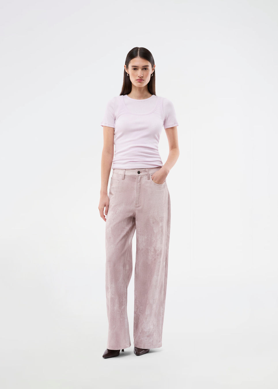 The classic IsoldeMD model in a unique snake print. The IsoldeMD Print Pants are lightweight and feature classic details such as pockets, belt loops, a zip closure, and a drawstring belt at the waist. A stylish and modern choice for both everyday and party looks.