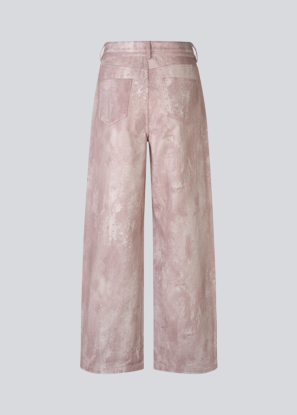 The classic IsoldeMD model in a unique snake print. The IsoldeMD Print Pants are lightweight and feature classic details such as pockets, belt loops, a zip closure, and a drawstring belt at the waist. A stylish and modern choice for both everyday and party looks.