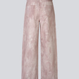 The classic IsoldeMD model in a unique snake print. The IsoldeMD Print Pants are lightweight and feature classic details such as pockets, belt loops, a zip closure, and a drawstring belt at the waist. A stylish and modern choice for both everyday and party looks.