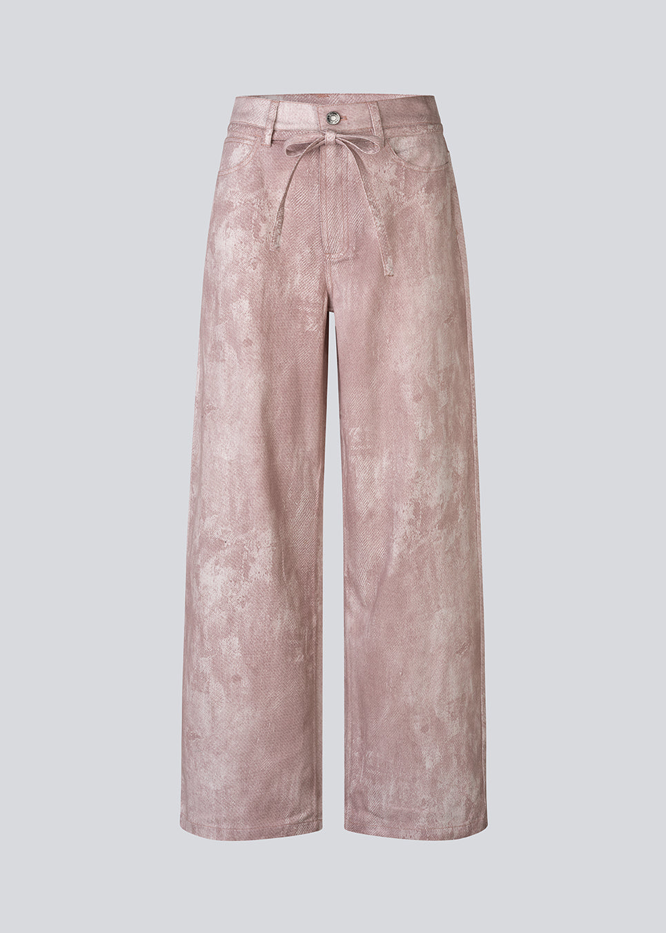The classic IsoldeMD model in a unique snake print. The IsoldeMD Print Pants are lightweight and feature classic details such as pockets, belt loops, a zip closure, and a drawstring belt at the waist. A stylish and modern choice for both everyday and party looks.