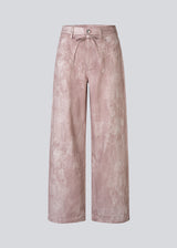 The classic IsoldeMD model in a unique snake print. The IsoldeMD Print Pants are lightweight and feature classic details such as pockets, belt loops, a zip closure, and a drawstring belt at the waist. A stylish and modern choice for both everyday and party looks.