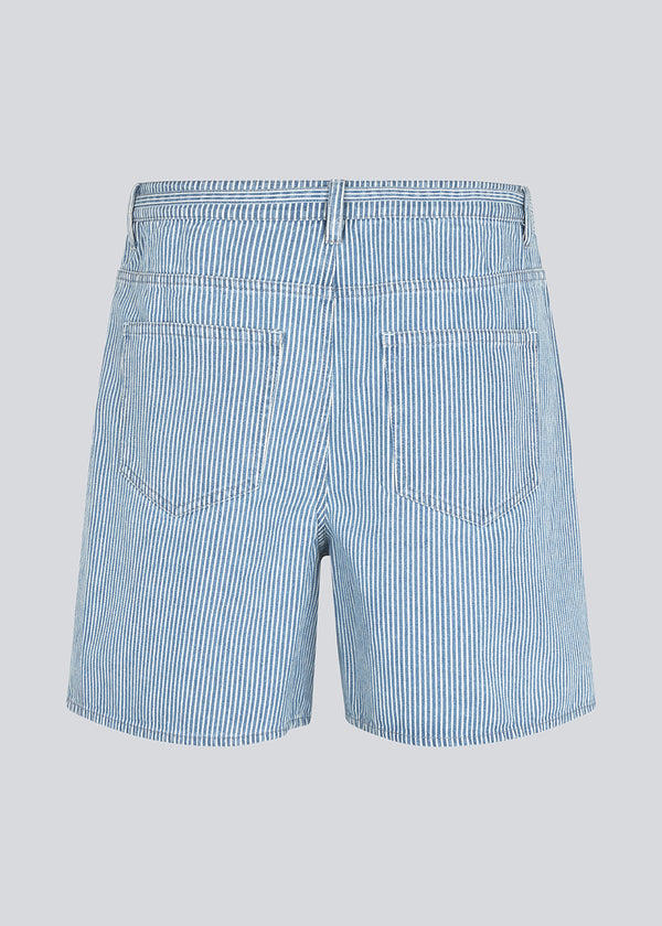 Denim shorts with a medium high waist. IsoldeMD shorts front and back pockets and a tie band at the waist.