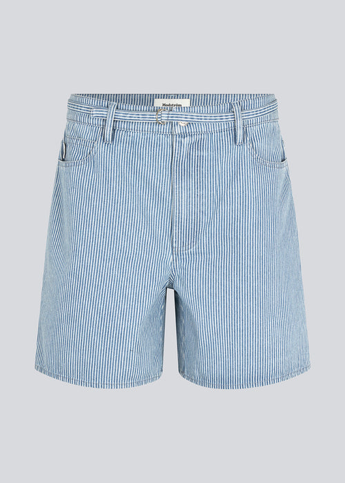 Denim shorts with a medium high waist. IsoldeMD shorts front and back pockets and a tie band at the waist.
