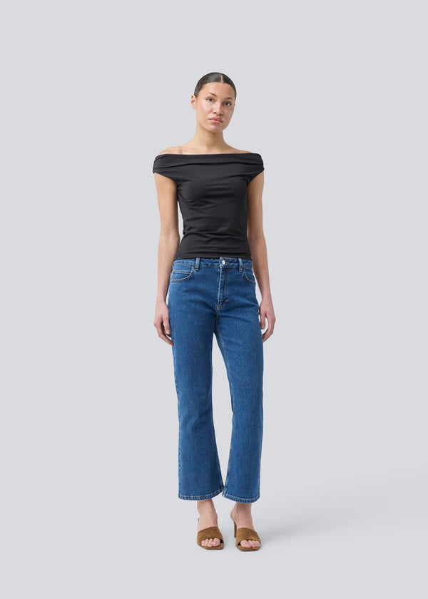Flared jeans with of cotton denim. IsoldeMD solid cropped jeans have a high waist, zipper fly, and front and back pockets.
