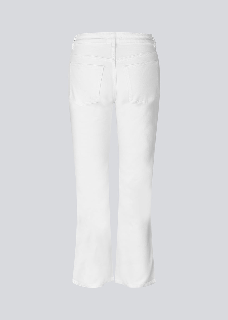Flared jeans in white with of cotton denim. IsoldeMD solid cropped jeans have a high waist, zipper fly, and front and back pockets.

The model is 175cm and wears a size 27 (small).