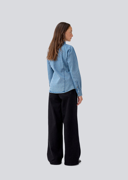 Jeans in black with wide legs in a cotton denim. IsoldeMDpants has a high waist, front and back pockets and a tie band at the waist. The model is 177 cm and wears a size S/36.